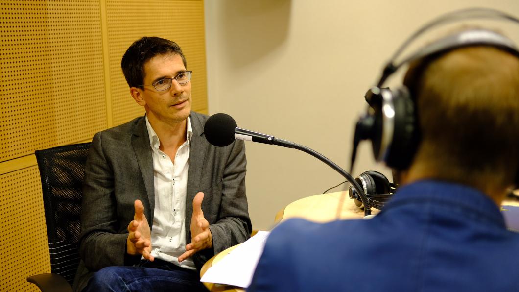 Bas Eickhout neemt een podcast op