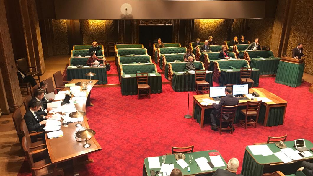 Links aan tafel de bewindspersonen, linksboven Tineke en Marijke en rechts is Ruard zojuist klaar met zijn bijdrage.  Foto Dekker, De Jonge.jpg
