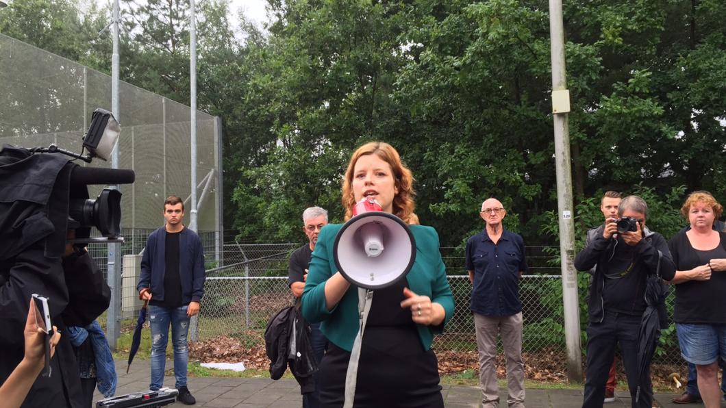 Linda Voortman bij wake tegen uitzetting Linda bij manifestatie Gláucio 31 aug '15.jpg