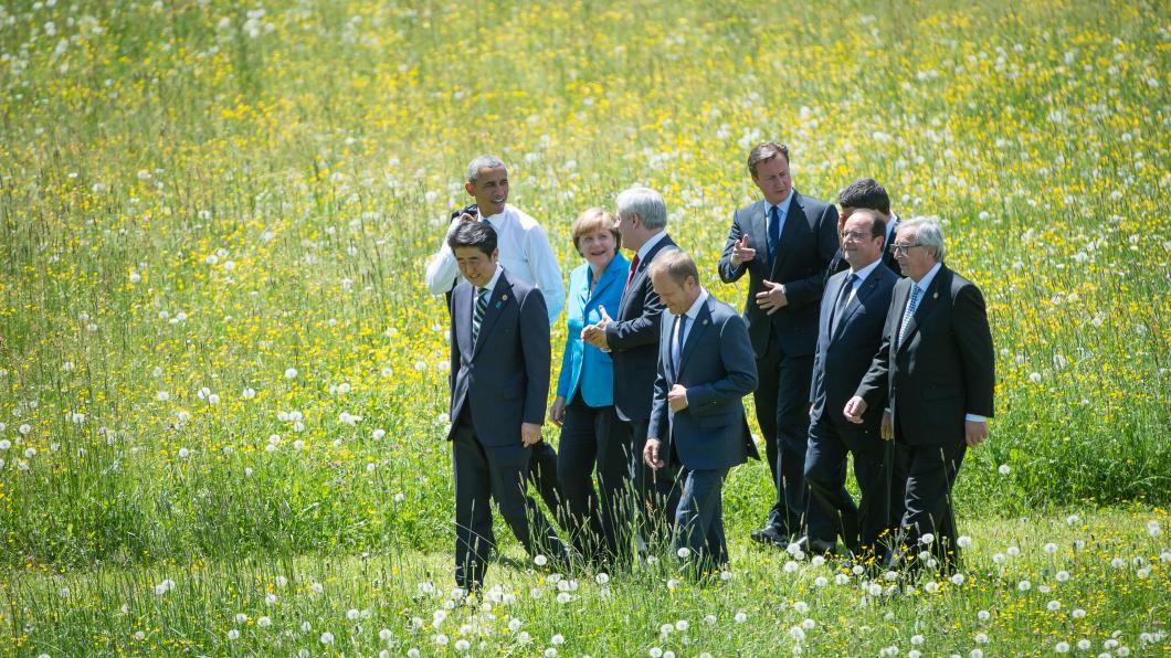 De leiders van de G7 op weg naar het fotomoment. g7.jpg