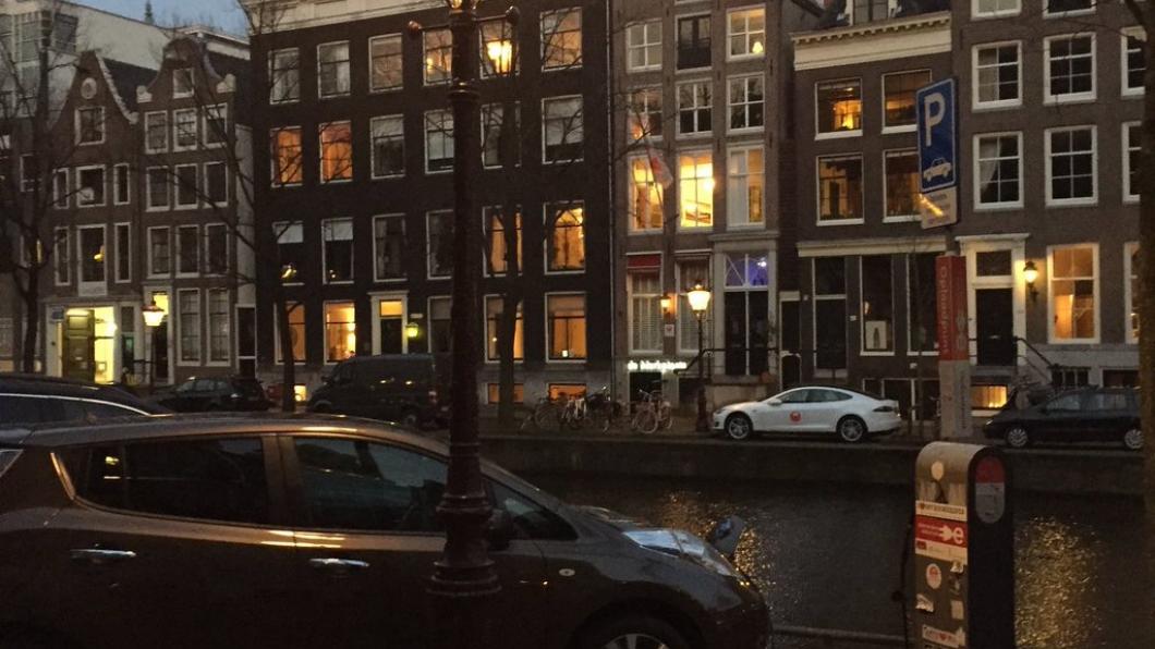 Een elektrische auto aan een laadpaal Een elektrische auto aan een laadpaal