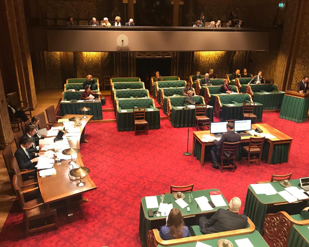 Links aan tafel de bewindspersonen, linksboven Tineke en Marijke en rechts is Ruard zojuist klaar met zijn bijdrage.  Foto Dekker, De Jonge.jpg