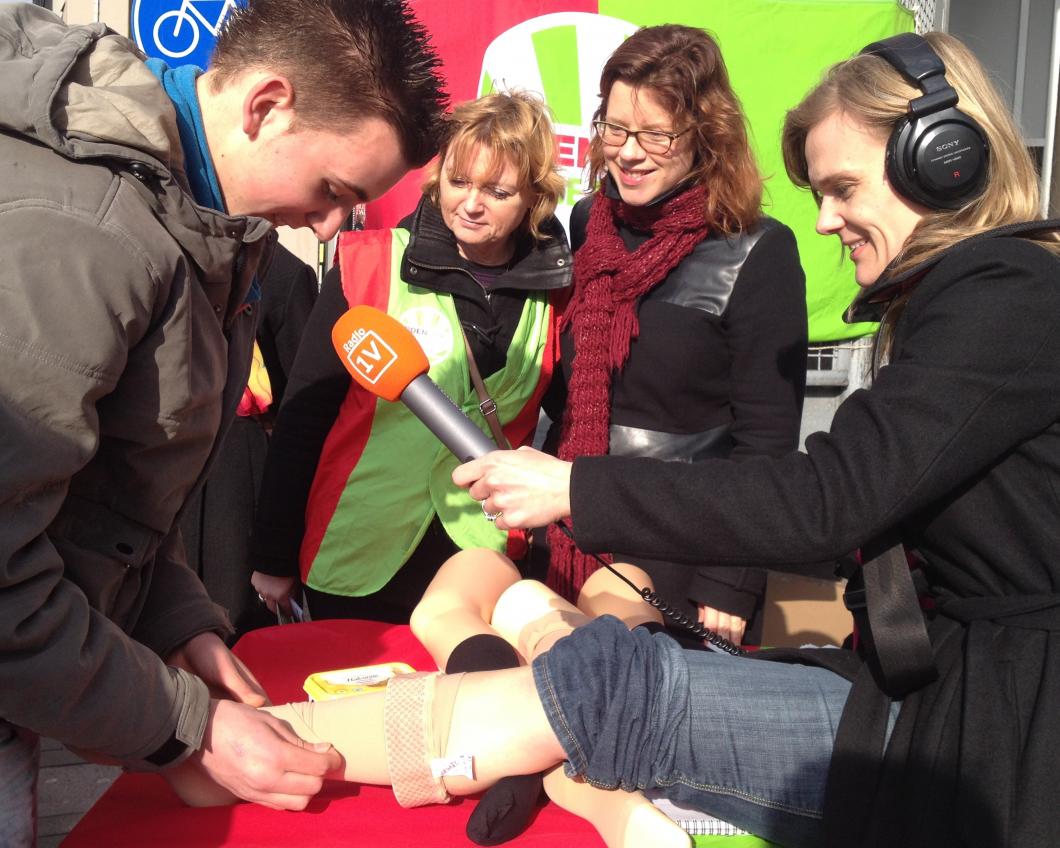 Linda Voortman (m) op campagne voor de zorg (Almere)