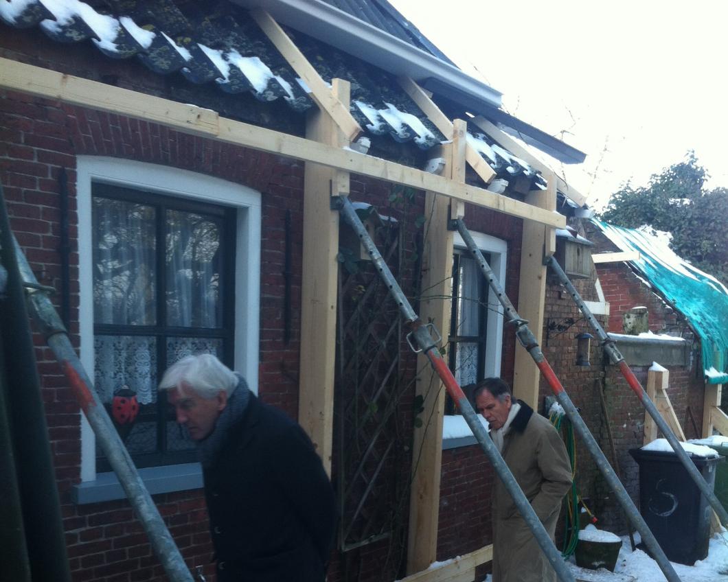 Monumentale boerderij bij Loppersum. Veel zichtbare schade van aardbevingen als gevolg van gaswinning