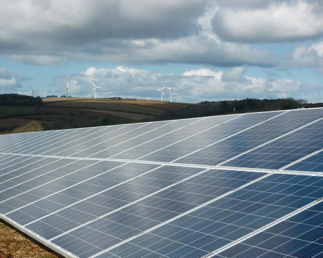 Een paar zonnepanelen en windmolens.