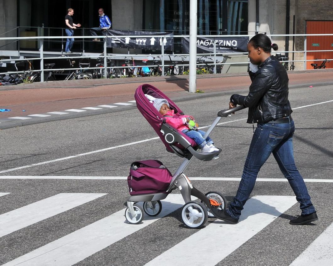 Voetganger met kinderwagen