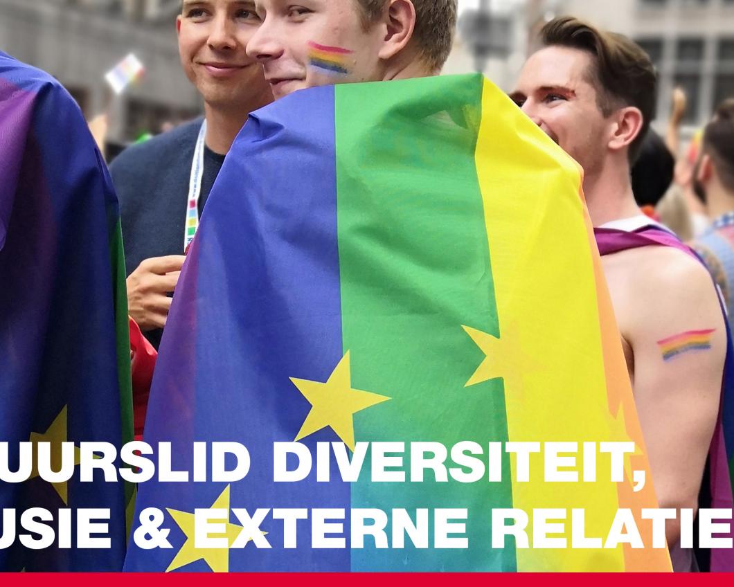 Foto van demonstratie met regenboogvlag