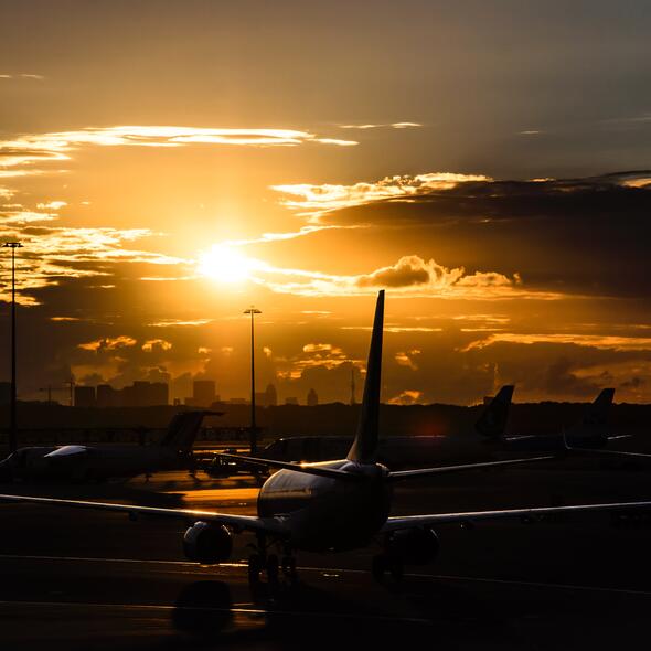 Foto van Schiphol in de avond