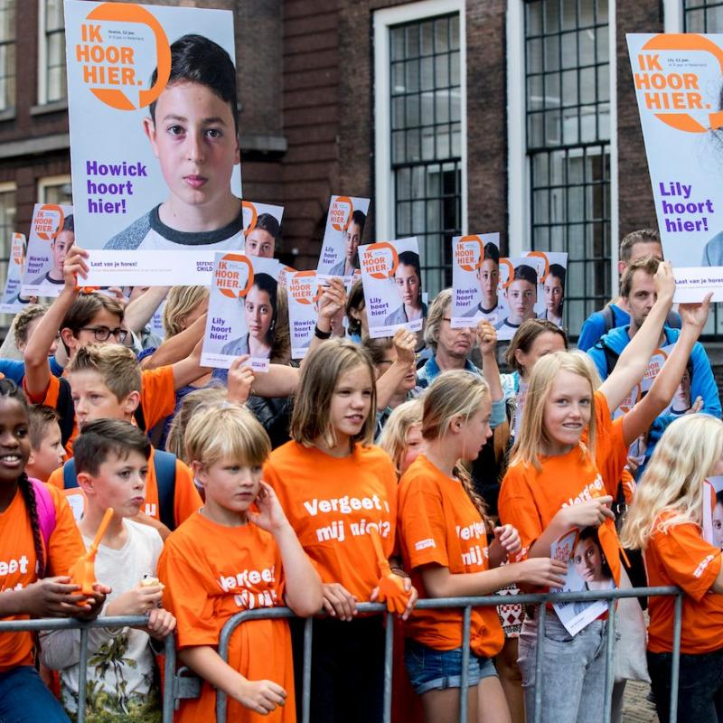 Foto van een protest tegen de uitzetting van de Armeense kinderen Lili en Howick